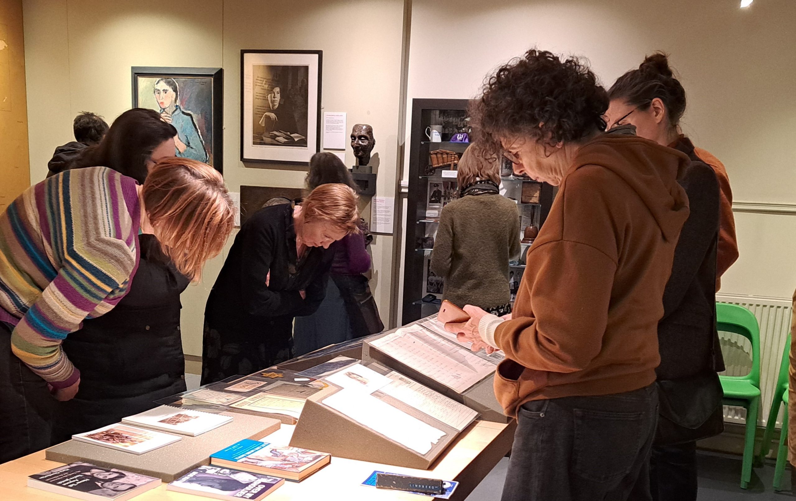 Goethe-Institut visitors view items from our refugee collections